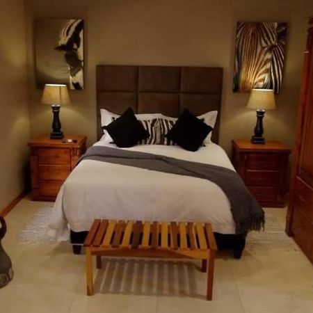 Meyers Guesthouse Jwaneng エクステリア 写真