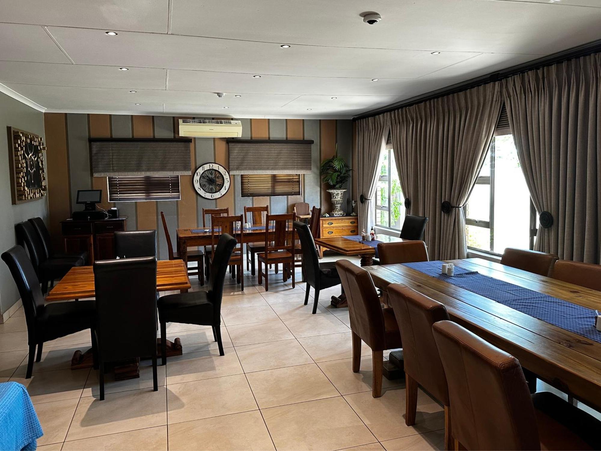 Meyers Guesthouse Jwaneng エクステリア 写真
