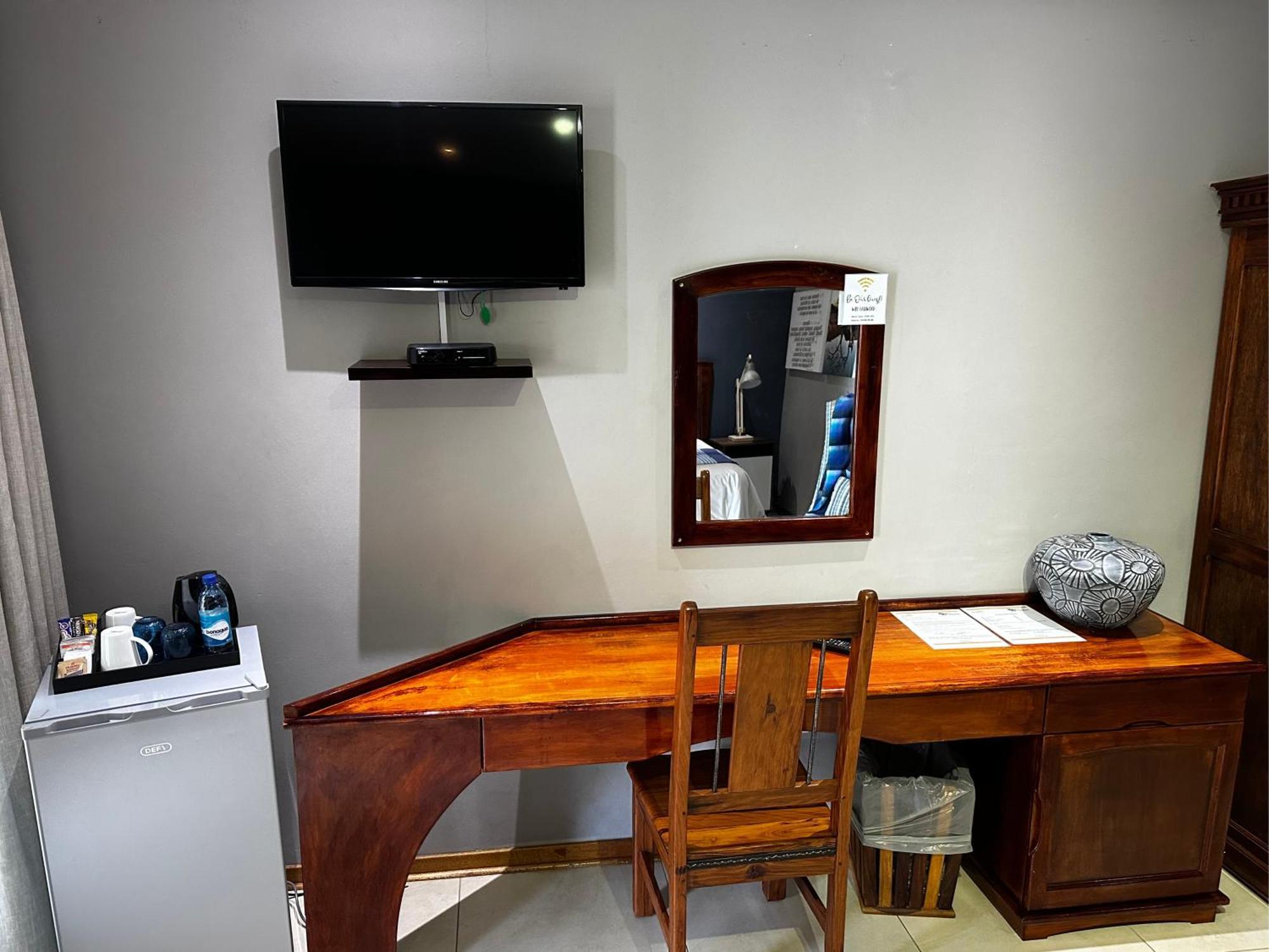 Meyers Guesthouse Jwaneng エクステリア 写真