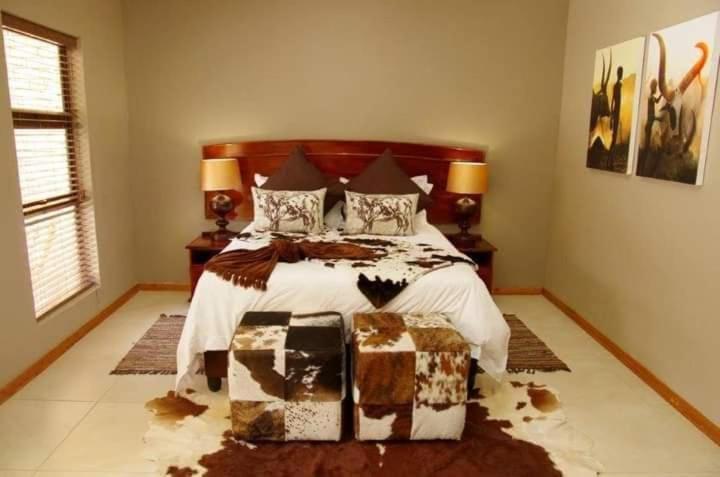 Meyers Guesthouse Jwaneng エクステリア 写真